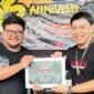 Ketua YBCI Chapter Banten Raya, Teguh Yanuar memberikan cindramata (Doc. Ist/PB)