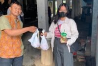 Presma BEM UMT berbagi daging qurban (Foto: Istimewa)
