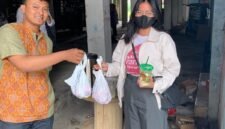 Presma BEM UMT berbagi daging qurban (Foto: Istimewa)