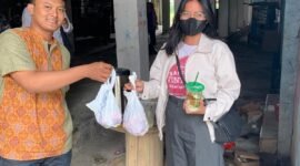 Presma BEM UMT berbagi daging qurban (Foto: Istimewa)