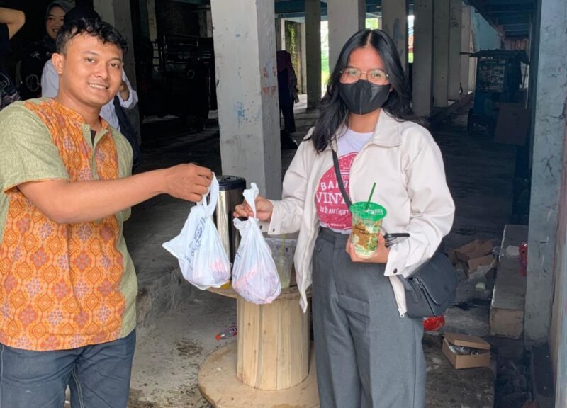 Presma BEM UMT berbagi daging qurban (Foto: Istimewa)