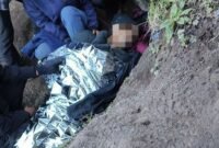 Relawan mengevakuasi seorang pendaki yang meninggal dunia di jalur pendakian Gunung Merbabu via Selo, Kabupaten Boyolali. (Dok. Relawan)