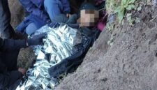 Relawan mengevakuasi seorang pendaki yang meninggal dunia di jalur pendakian Gunung Merbabu via Selo, Kabupaten Boyolali. (Dok. Relawan)