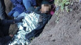 Relawan mengevakuasi seorang pendaki yang meninggal dunia di jalur pendakian Gunung Merbabu via Selo, Kabupaten Boyolali. (Dok. Relawan)