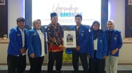 Pemberian Cinderamata kepada narasumber pra-Rakorcab PMII Kota Tangerang (Doc. Ist)