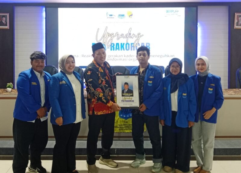 Pemberian Cinderamata kepada narasumber pra-Rakorcab PMII Kota Tangerang (Doc. Ist)