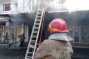 Proses Pemadaman Api Oleh Damkar (Foto: Istimewa)