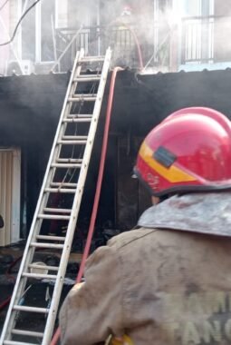 Enam Unit Damkar Padamkan Kebakaran Ruko Elektronik Dua Lantai di Pondok Aren