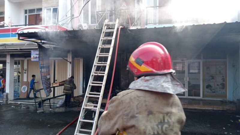 Proses Pemadaman Api Oleh Damkar (Foto: Istimewa)