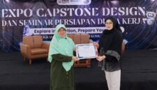 Erry Indriani (Kiri) saat penerimaan sertifikat penghargaan kegiatan (Foto: Istimewa)