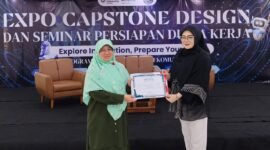 Erry Indriani (Kiri) saat penerimaan sertifikat penghargaan kegiatan (Foto: Istimewa)