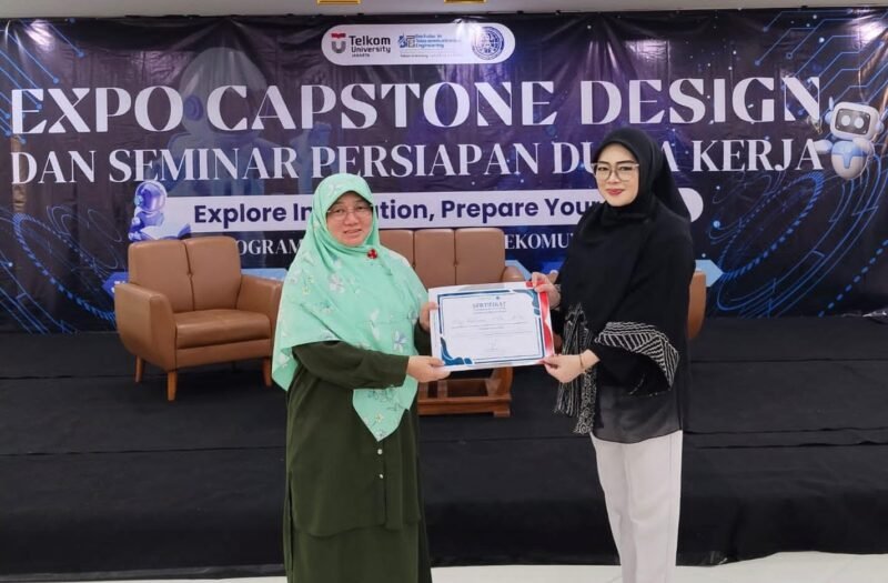 Erry Indriani (Kiri) saat penerimaan sertifikat penghargaan kegiatan (Foto: Istimewa)