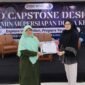 Erry Indriani (Kiri) saat penerimaan sertifikat penghargaan kegiatan (Foto: Istimewa)