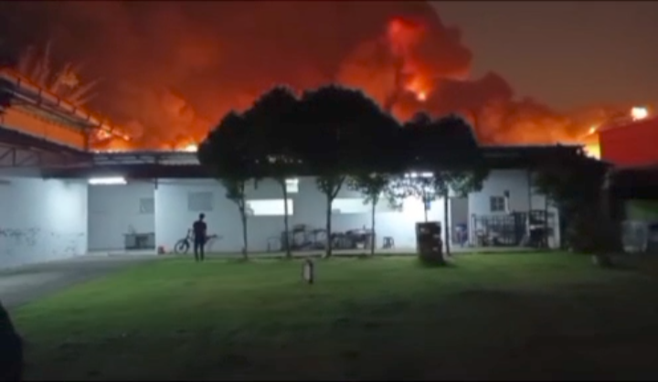 Foto: Kobaran api melalap pabrik karet di Kelurahan Tanah Tinggi, Kota Tangerang. (Tangkapan layar media sosial)