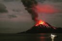 Anak Gunung Krakatau erupsi lontarkan lava pijar. (dok. twitter @Sutopo_PN)