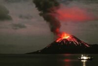 Anak Gunung Krakatau erupsi lontarkan lava pijar. (dok. twitter @Sutopo_PN)