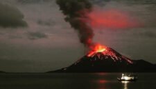 Anak Gunung Krakatau erupsi lontarkan lava pijar. (dok. twitter @Sutopo_PN)