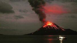 Anak Gunung Krakatau erupsi lontarkan lava pijar. (dok. twitter @Sutopo_PN)