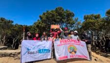 Momen kebersamaan peserta Open Trip Expedition Sua.ra Alam dan Persapalas di Puncak Gunung Gede, Jawa Barat. Dok. Expedition Sua.ra Alam