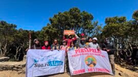 Momen kebersamaan peserta Open Trip Expedition Sua.ra Alam dan Persapalas di Puncak Gunung Gede, Jawa Barat. Dok. Expedition Sua.ra Alam
