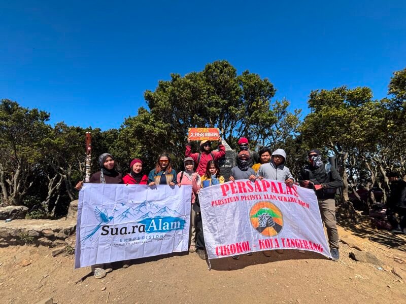 Momen kebersamaan peserta Open Trip Expedition Sua.ra Alam dan Persapalas di Puncak Gunung Gede, Jawa Barat. Dok. Expedition Sua.ra Alam