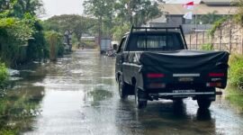 Genangan air terlihat memutur jalan Arya Kemuning Kota Tangerang. Foto/istimewa 