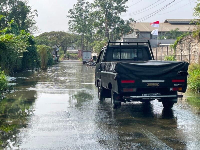 Genangan air terlihat memutur jalan Arya Kemuning Kota Tangerang. Foto/istimewa 