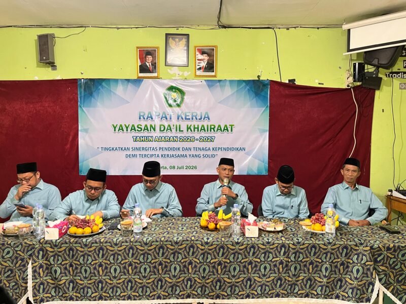 Wakil Ketua Yayasan Da'il Khairaat, Fachroruji, memberikan sambutan pada Raker Tahun Ajaran 2026/2027 (Foto: Istimewa)