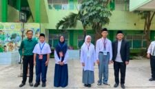 Kepala MTs Da'il Khairaat (kiri) dan Kepala MA Da'il Khairaat (Kanan) berfoto bersama peserta didik baru usai pembukaan Matamuda (Doc. ist/Pb)