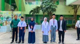 Kepala MTs Da'il Khairaat  (kiri) dan Kepala MA Da'il Khairaat (Kanan) berfoto bersama peserta didik baru usai pembukaan Matamuda (Doc. ist/Pb)