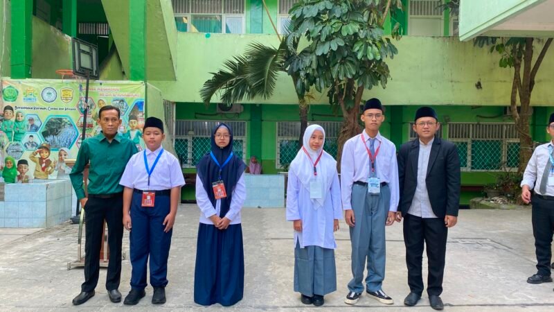 Kepala MTs Da'il Khairaat  (kiri) dan Kepala MA Da'il Khairaat (Kanan) berfoto bersama peserta didik baru usai pembukaan Matamuda (Doc. ist/Pb)