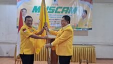 Samping Kiri Rusdi Alam Menyerahkan bendera pataka kepada samsuni ketua terpilih sebelah kanan (Doc. Ist/PB)