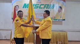 Samping Kiri Rusdi Alam Menyerahkan bendera pataka kepada samsuni ketua terpilih sebelah kanan (Doc. Ist/PB)