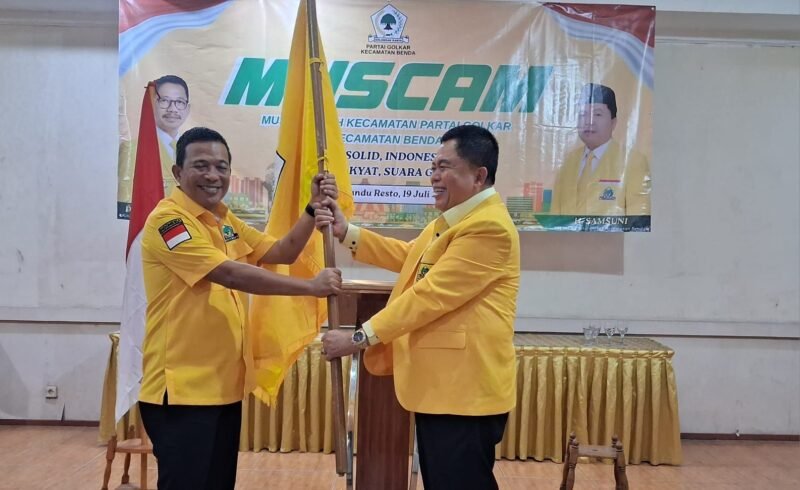 Samping Kiri Rusdi Alam Menyerahkan bendera pataka kepada samsuni ketua terpilih sebelah kanan (Doc. Ist/PB)