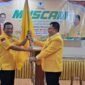 Samping Kiri Rusdi Alam Menyerahkan bendera pataka kepada samsuni ketua terpilih sebelah kanan (Doc. Ist/PB)