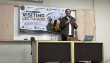 Mr. Hashmet Khan, Sedang menyampaikan materi pada agenda kegiatan akademik FKIP Unis (Doc. Ist/PB)