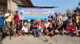 Warga bersama LPM dan Pemerintah Desa Kramat bergotong royong membersihkan lingkungan di Kampung Pondok Panjang, Desa Kramat, Kecamatan Pakuhaji, Kabupaten Tangerang. (Dok. Istimewa)