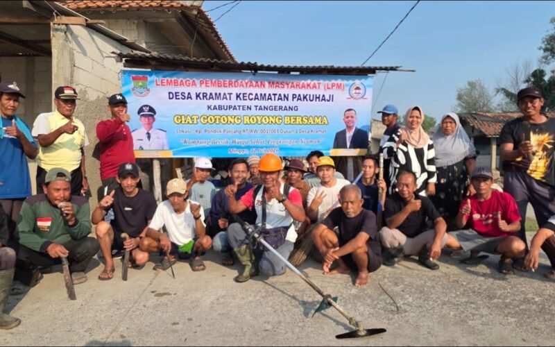 Warga bersama LPM dan Pemerintah Desa Kramat bergotong royong membersihkan lingkungan di Kampung Pondok Panjang, Desa Kramat, Kecamatan Pakuhaji, Kabupaten Tangerang. (Dok. Istimewa)