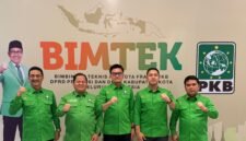 Ketua DPC PKB Kota Tangerang periode 2026–2031, Hafidz (tengah), bersama jajaran pengurus DPC PKB Kota Tangerang usai pelantikan (Doc. Ist/PB)