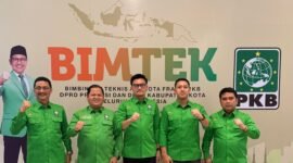 Ketua DPC PKB Kota Tangerang periode 2026–2031, Hafidz (tengah), bersama jajaran pengurus DPC PKB Kota Tangerang usai pelantikan (Doc. Ist/PB)