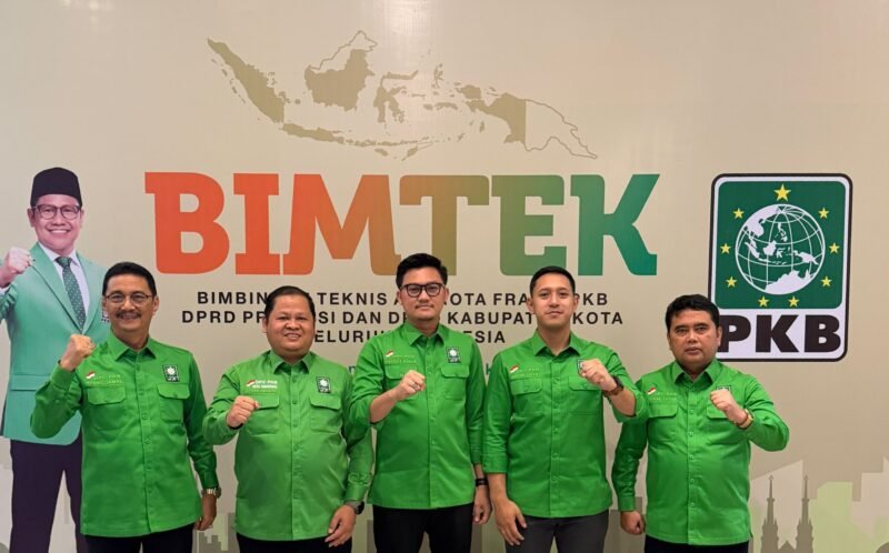 Ketua DPC PKB Kota Tangerang periode 2026–2031, Hafidz (tengah), bersama jajaran pengurus DPC PKB Kota Tangerang usai pelantikan (Doc. Ist/PB)