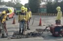 Petugas DPUPR Kota Tangerang memperbaiki Jalan Gajah Tunggal, Kelurahan Pasir Jaya, Kecamatan Jatiuwung, Kamis (2/7/2026). Foto/Tangerangkota.go.id