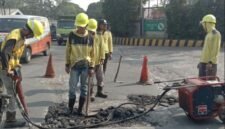 Petugas DPUPR Kota Tangerang memperbaiki Jalan Gajah Tunggal, Kelurahan Pasir Jaya, Kecamatan Jatiuwung, Kamis (2/7/2026). Foto/Tangerangkota.go.id