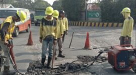 Petugas DPUPR Kota Tangerang memperbaiki Jalan Gajah Tunggal, Kelurahan Pasir Jaya, Kecamatan Jatiuwung, Kamis (2/7/2026). Foto/Tangerangkota.go.id