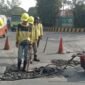 Petugas DPUPR Kota Tangerang memperbaiki Jalan Gajah Tunggal, Kelurahan Pasir Jaya, Kecamatan Jatiuwung, Kamis (2/7/2026). Foto/Tangerangkota.go.id