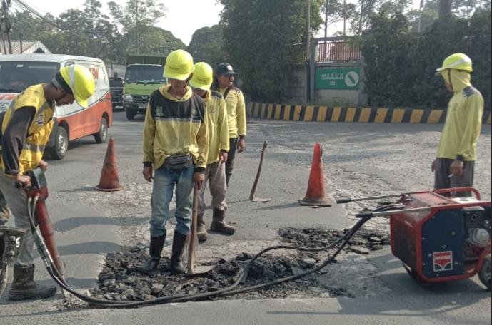 Petugas DPUPR Kota Tangerang memperbaiki Jalan Gajah Tunggal, Kelurahan Pasir Jaya, Kecamatan Jatiuwung, Kamis (2/7/2026). Foto/Tangerangkota.go.id