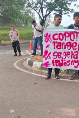 ‎Massa Aksi Tuntut Kapolres Tangsel Dicopot, Soroti Kasus Narkoba dan Kematian Prada Arif
