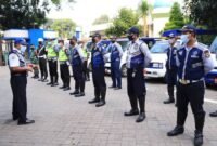 Dishub Kota Tangerang menerjunkan personel untuk memantau kondisi lalu lintas jalan rusak di kawasan Sewan, Kecamatan Neglasari Kota Tangerang (foto/Tangerang.go.id)