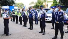Dishub Kota Tangerang menerjunkan personel untuk memantau kondisi lalu lintas jalan rusak di kawasan Sewan, Kecamatan Neglasari Kota Tangerang (foto/Tangerang.go.id)