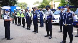 Dishub Kota Tangerang menerjunkan personel untuk memantau kondisi lalu lintas jalan rusak di kawasan Sewan, Kecamatan Neglasari Kota Tangerang (foto/Tangerang.go.id)